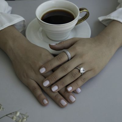 zilverkleurige ring met hart