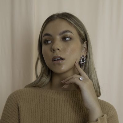 zilverkleurige ring met hart