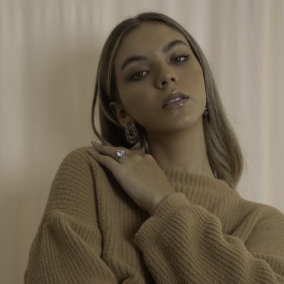 zilverkleurige ring met hart