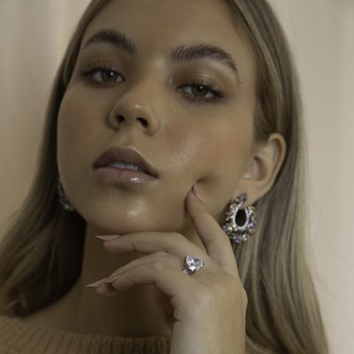 zilverkleurige ring met hart