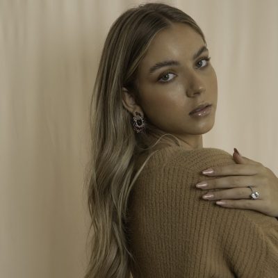 zilverkleurige ring met hart