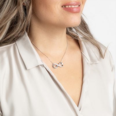 Zilverkleurige infinity ketting met strass